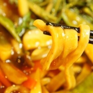 麺もカレー味でWの美味しさ、Wカレーうどん